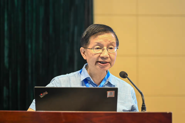罗益民教授主持第三场主题发言