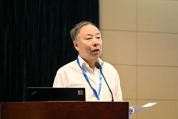 李伟民教授主持第四场主题发言