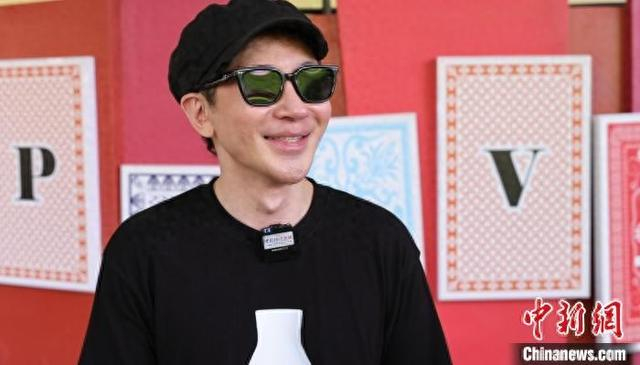 中国著名魔术师刘谦接受中新社专访。中新社记者 王庆然 摄