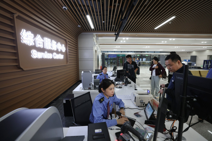 旅客在亦庄站综合服务中心办理业务。新京报记者 王贵彬 摄