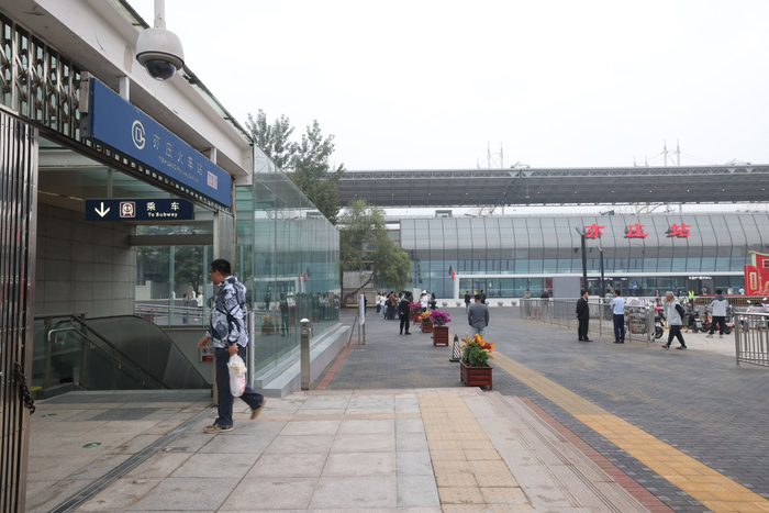 亦庄地铁站出入口距亦庄火车站进站口约50米。新京报记者 王贵彬 摄