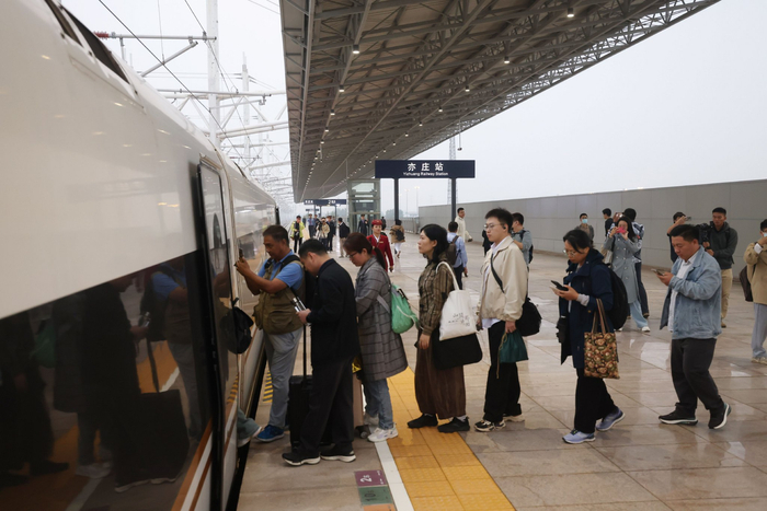 亦庄站站台旅客排队乘车。新京报记者 王贵彬 摄