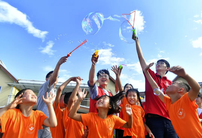 2022年在川服务江苏师范大学研支团志愿者在广安市前锋区陪伴留守儿童快乐过暑假