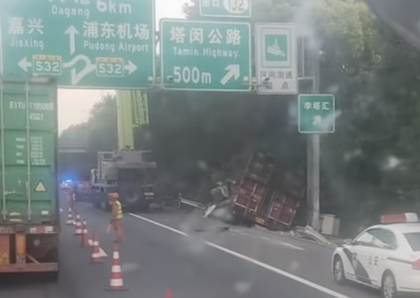 事发现场 采访对象供图记者了解到,该起事故发生在g1503上海绕城高速