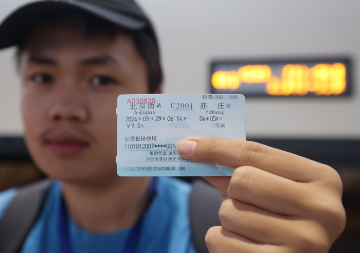 乘客展示北京南站到亦庄站火车票。新京报记者 王贵彬 摄