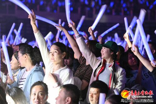 　　9月28日，在乌鲁木齐奥林匹克体育中心（天山雪莲体育馆）环球美食城群星演唱会现场，歌迷在为歌手呐喊喝彩。记者陈岩摄