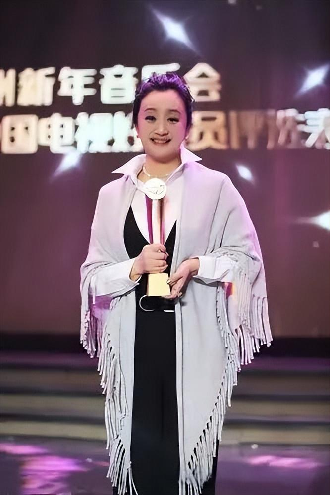 知名演员女杨昆:58岁无儿无女,退休金2500别墅被拍卖,心酸!