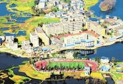 教育均衡发展实施后，四川省雷波县黄琅镇初级中学换新颜 李仁寿 摄