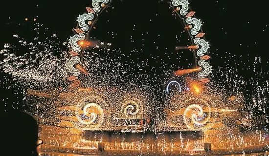  广州融创乐园国庆限定《丝路情缘》光影花火秀