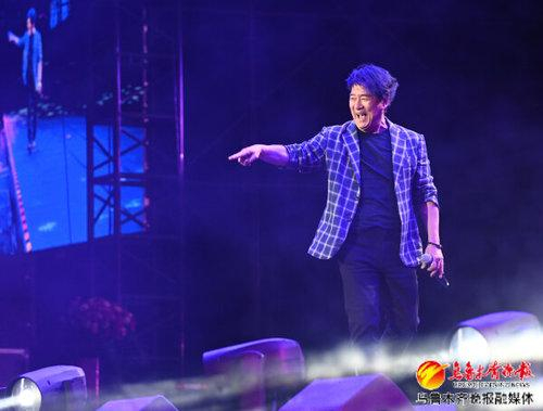 　　9月28日，在乌鲁木齐奥林匹克体育中心（天山雪莲体育馆）环球美食城群星演唱会现场，歌手周华健在和歌迷互动。记者陈岩摄