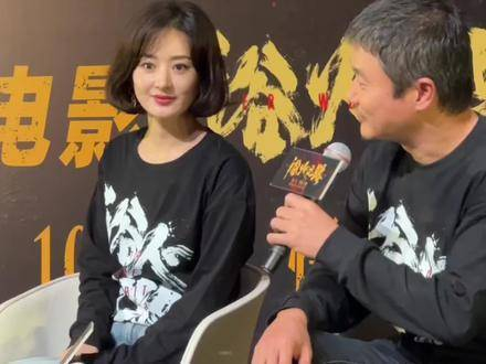 同框亮相,短发造型气质佳,肖央逗得她笑逐颜开 电影浴火之路 赵丽颖