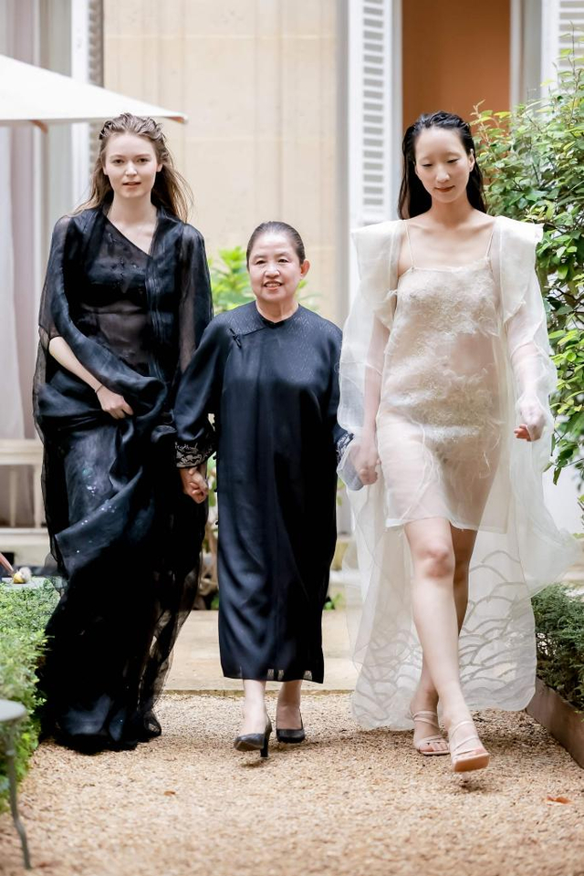 "李薇 · 玉见巴黎"精品秀亮相巴黎时装周