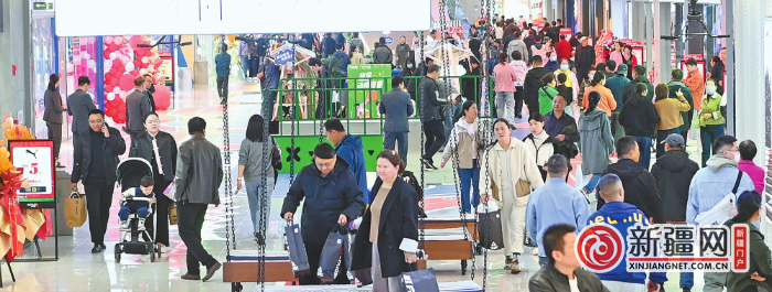 9月27日，新疆最大的商业综合体砂之船（乌鲁木齐）奥莱卖场，消费者络绎不绝。（全媒体记者陈岩摄）
