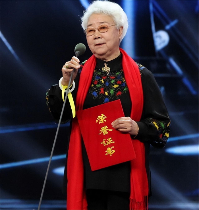 96岁田华获得至高荣誉,家中四人患癌,一生清贫还住着破旧老房子