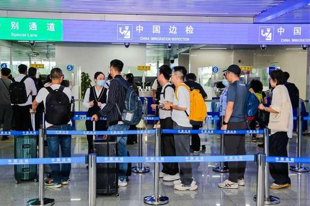 琶洲港澳客运口岸设立了边防检查快捷通道信息采集备案点。李艳/摄