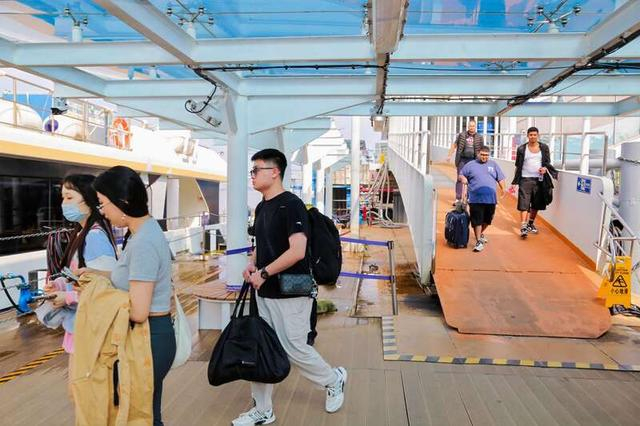 在广州琶洲港澳客运口岸，出境旅客选择“海天联运”方式。李艳/摄