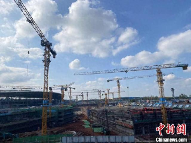 建设中的合肥新桥国际机场综合交通中心。记者吴兰 摄