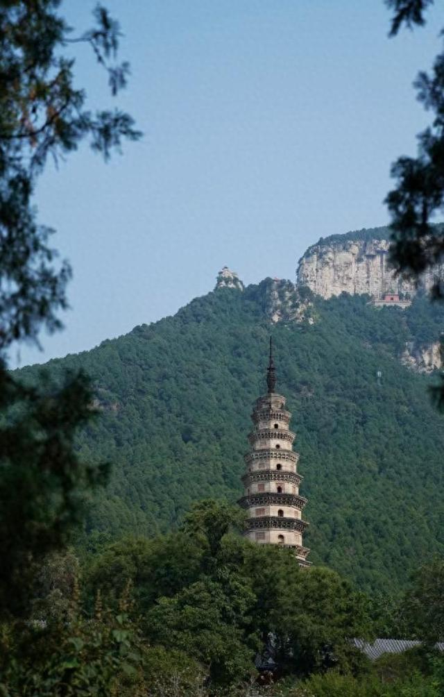 灵岩寺辟支塔和远处山顶的红门。/澎湃新闻记者 王珏玮 图