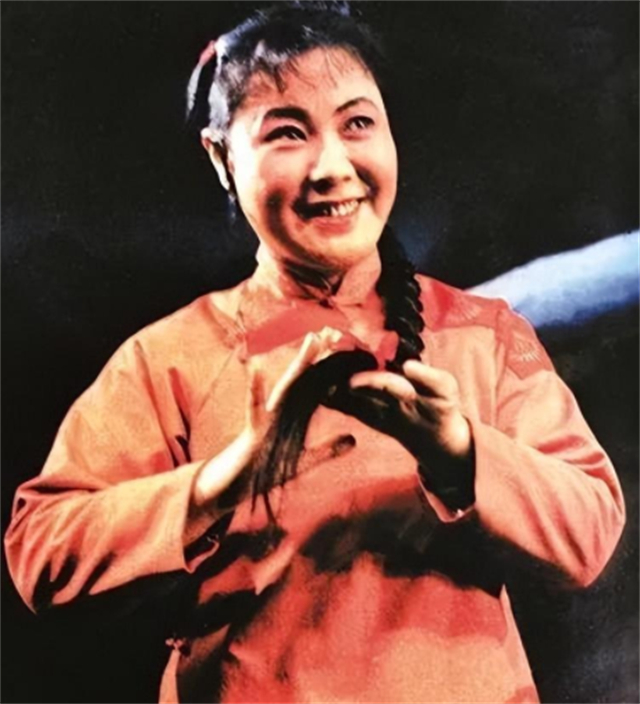 96岁田华获得至高荣誉,家中四人患癌,一生清贫还住着破旧老房子
