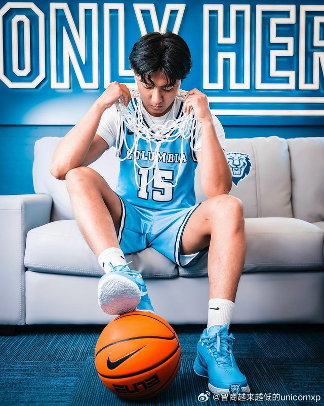 白枭高中时效力于塞拉峡谷高中,该高中过去曾诞生过18名nba球员,其中