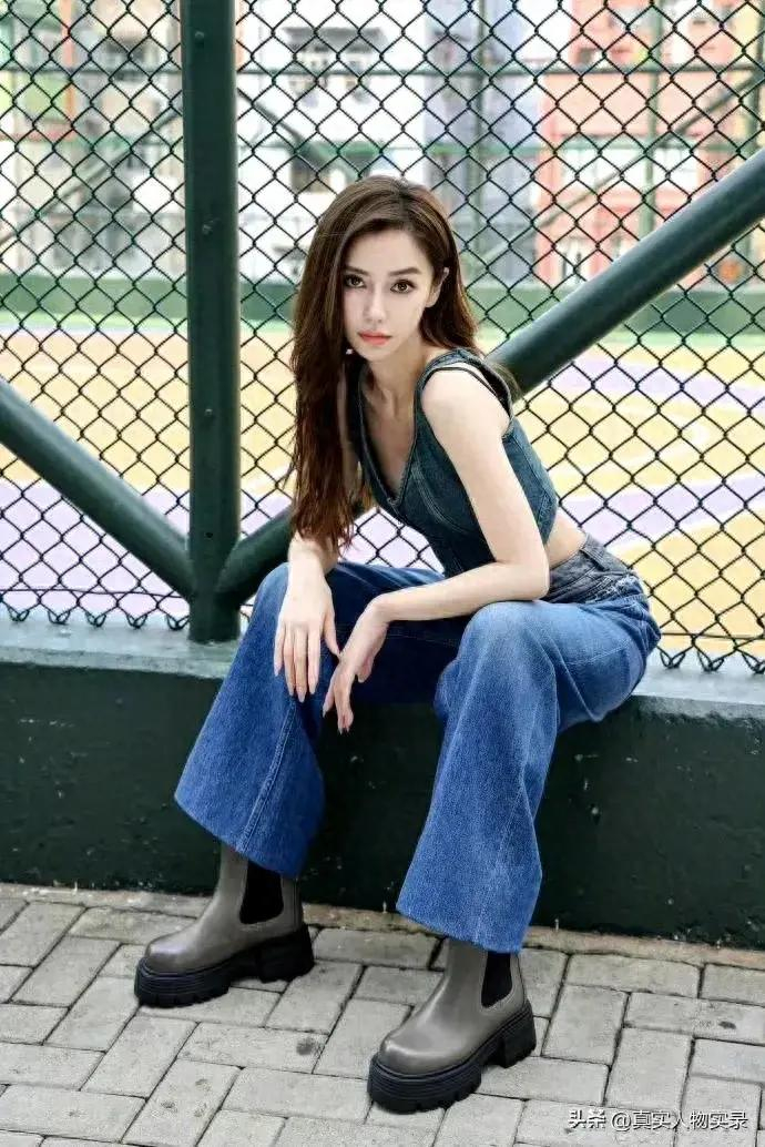 街拍释出,简直不敢相信,不说还以为是十年前的|angelababy_新浪新闻