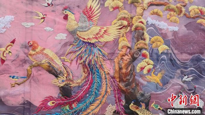 黑龙江佳木斯:十米赫哲族鱼皮画《百鸟朝凤》献礼国庆
