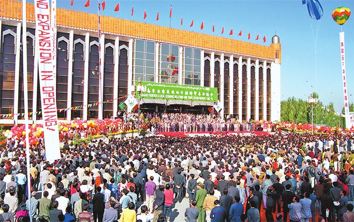 1992年9月2日，新疆举办首届“乌鲁木齐边境地方经济贸易洽谈会”。（图片由乌鲁木齐市档案馆提供）