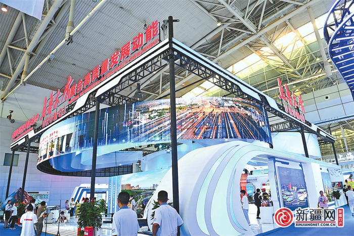在新疆国际会展中心第八届中国—亚欧博览会乌鲁木齐展区，种类繁多的展品吸引不少参展商前来观看。（乌鲁木齐晚报资料图片）