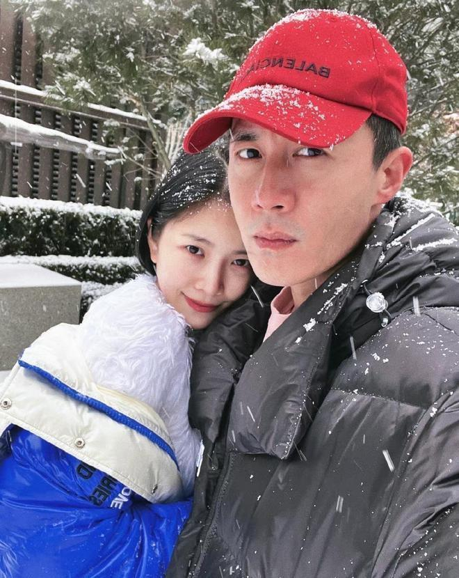 杜淳小6岁,坊间传闻其家境优渥,原名王一,早年曾有过一段婚史,前任是