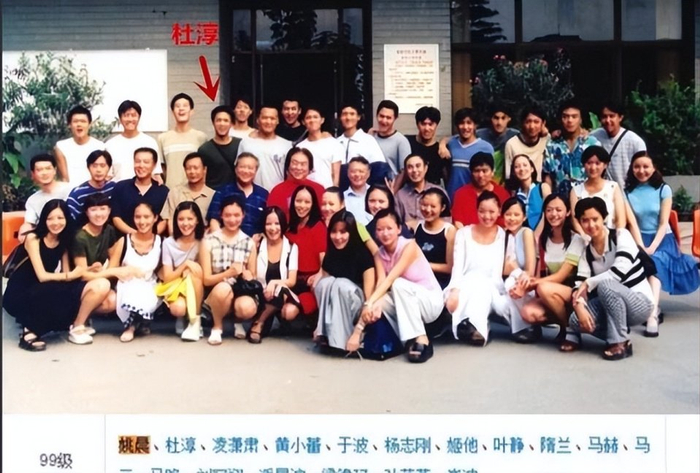 的考前辅导班学习一年,期间又在央视的《梦想剧场》剧组排练了一个月