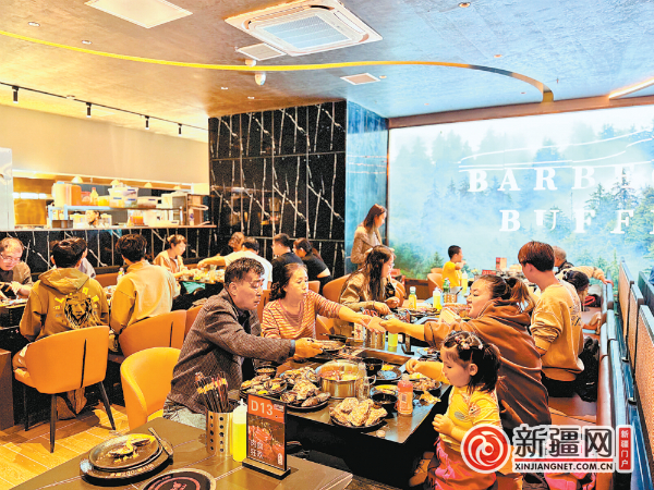 10月1日，经开万达广场新开业的“吉布鲁牛排海鲜自助”迎来大批消费者，餐厅营业至晚23时。 （全媒体记者郭玲摄）