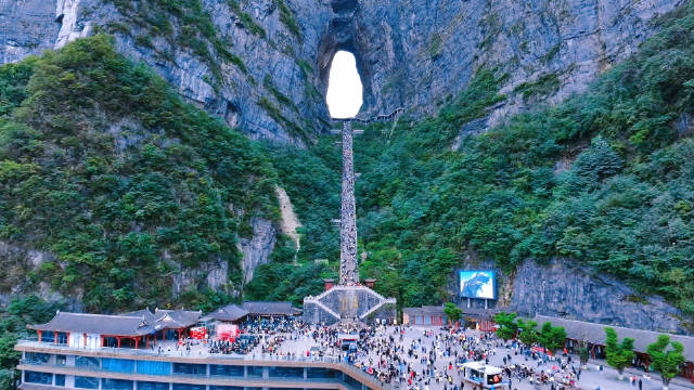 10月2日,张家界天门洞广场上身着土家特色服装的民间艺人带来一场非遗