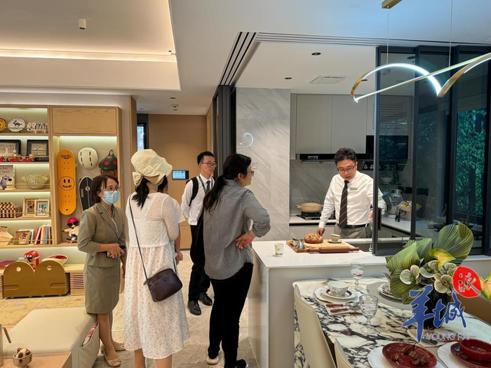  购房者参观中建玖合·未来方洲项目样板房