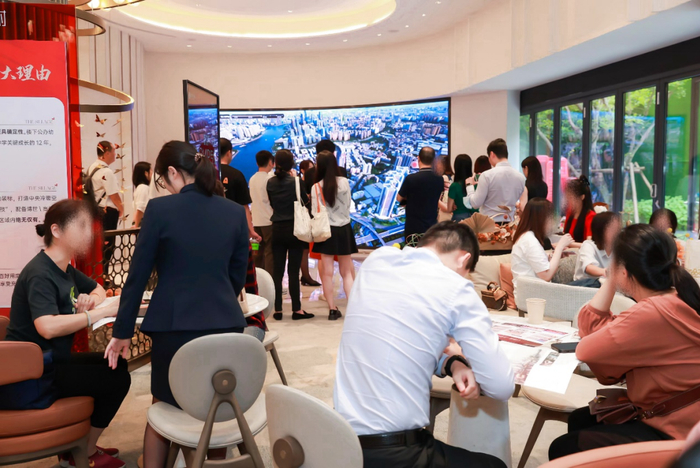 新世界天馥售楼部人气爆满。