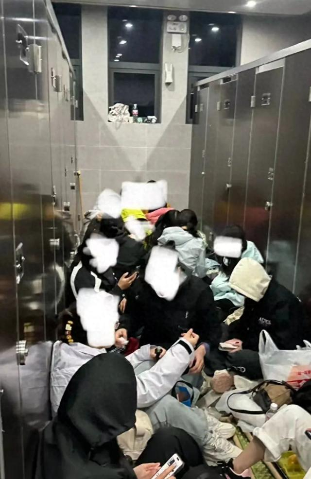 ▲近日，多名游客挤在黄山山顶厕所过夜。网络图