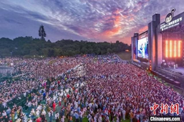 第12届咪豆音乐节唱响南京，演出现场壮观场面。咪豆音乐节主办方供图