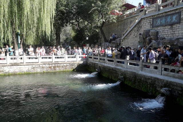 2024年10月3日，山东济南，游客在黑虎泉景区游览。视觉中国 图