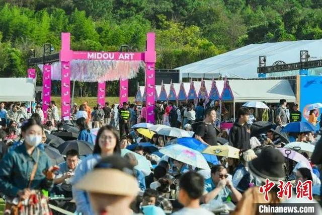 咪豆ART艺术潮玩区为乐迷提供全方位、沉浸式地畅玩享受。咪豆音乐节主办方供图