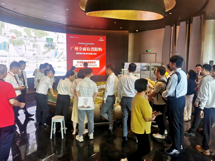 国庆黄金周首日，天河麓誉府来访量突破百组。