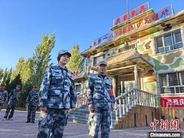 付永强和刘桂芝在北沙窝哨所接受采访。 程小路 摄