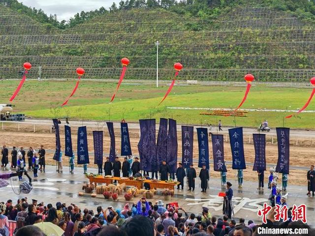10月1日，2024年贵州省三都水族自治县开端大典现场。刘美伶 摄