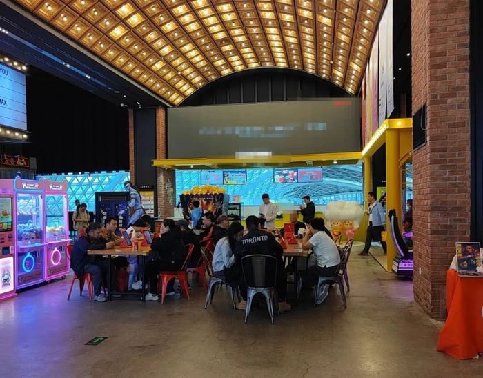 北京某影院，观众在等候区等待开场 摄影/定焦One