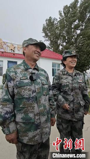 马军武和张正美在军武哨所介绍他们守边护边的经历。 程小路 摄