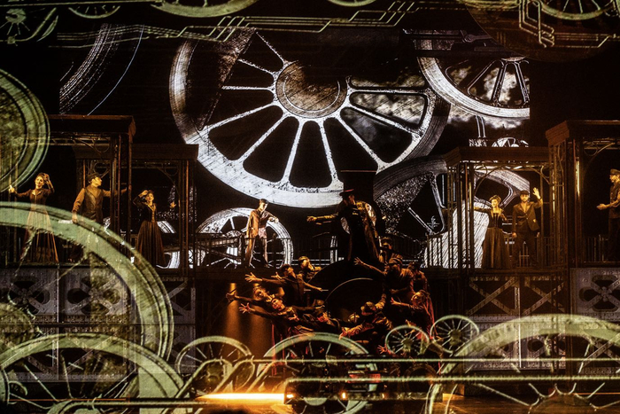 充满浓厚工业风的火车站场景，展现出蒸汽朋克的炫酷风格，带观众一秒穿越，走进19世纪的俄国。肖一/摄