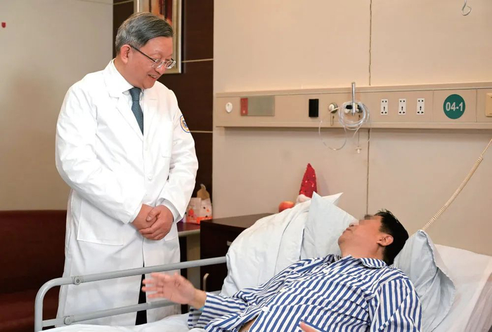 2023年12月29日，浙大邵逸夫医院庆春院区，院长蔡秀军（左）在查房（浙大邵逸夫医院/供图）