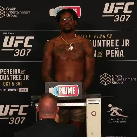 ufc 307正式称重,"罪恶克星"凯文·霍兰德(kevin holland):185.5磅