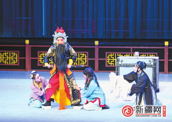 10月3日，乌鲁木齐新中剧院演出秦腔传统剧目《铡美案》。（全媒体记者王畅彤摄）