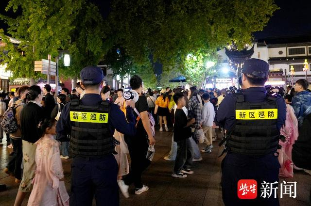 图为执勤民警引导游客有序参观游览 孙陵杰 摄