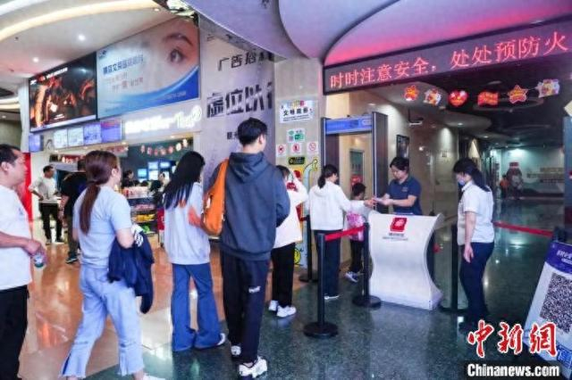 观众排队检票，等待进入观影区。马赛 摄