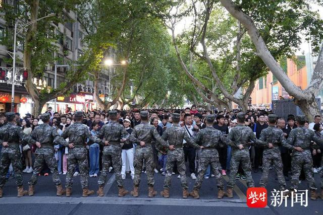 图为南京警方会同武警、消防等部门在夫子庙景区疏导人流，确保现场安全有序 孙陵杰 摄